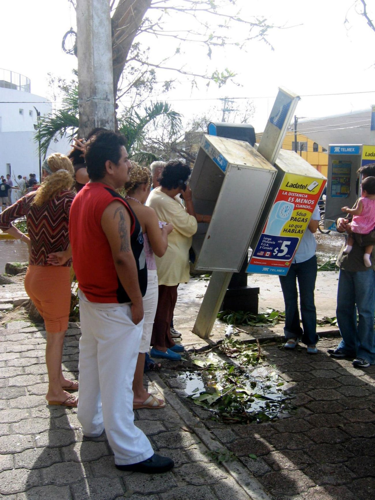 Debido a los daños en postes de electricidad, cancunenses se mantuvieron incomunicados