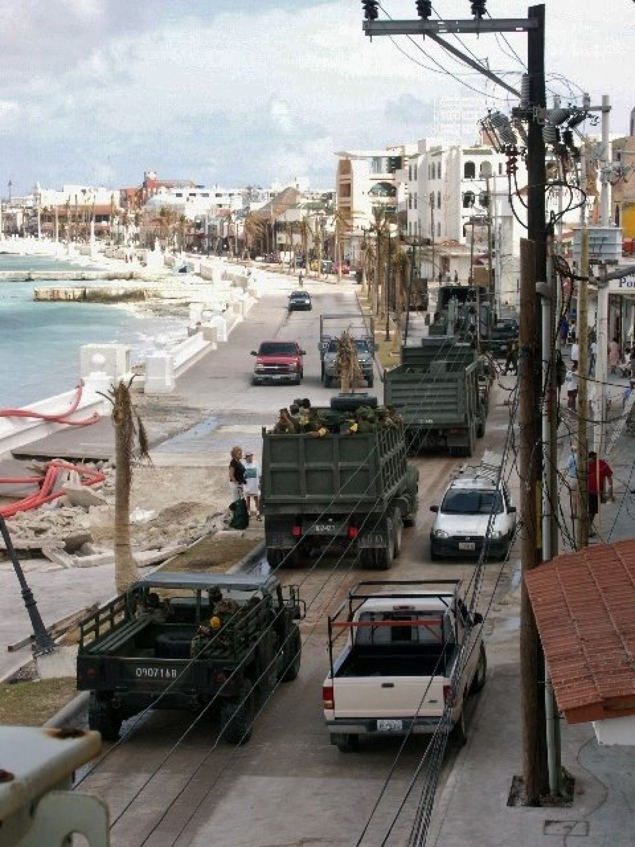 Autoridades iniciaron limpieza y evacuaciones una vez Cancún salió de la zona de peligro del huracán