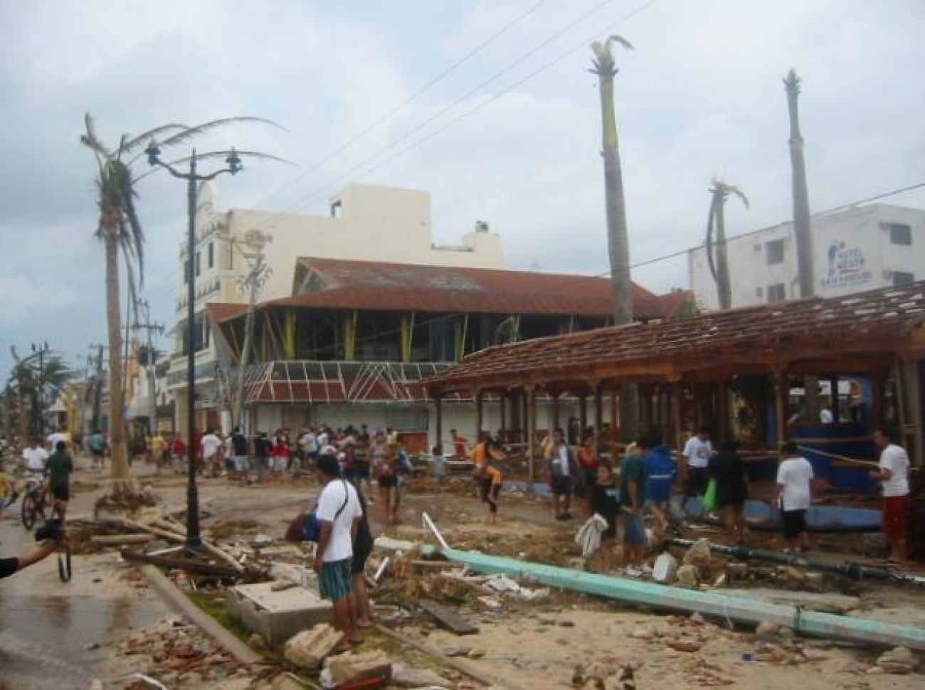 La situación se agrava con inundaciones que alcanzan niveles peligrosos en diversas colonias y áreas turísticas. Las autoridades locales inician evacuaciones y rescates.