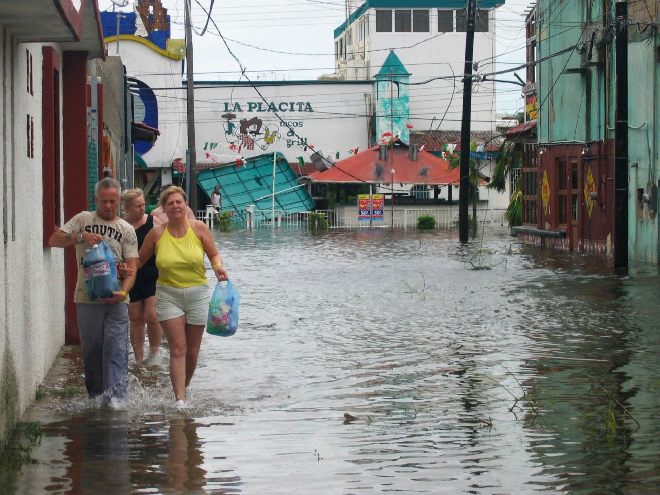 30, 000 de los evacuados eran turistas que se encontraban vacacionando en el destino