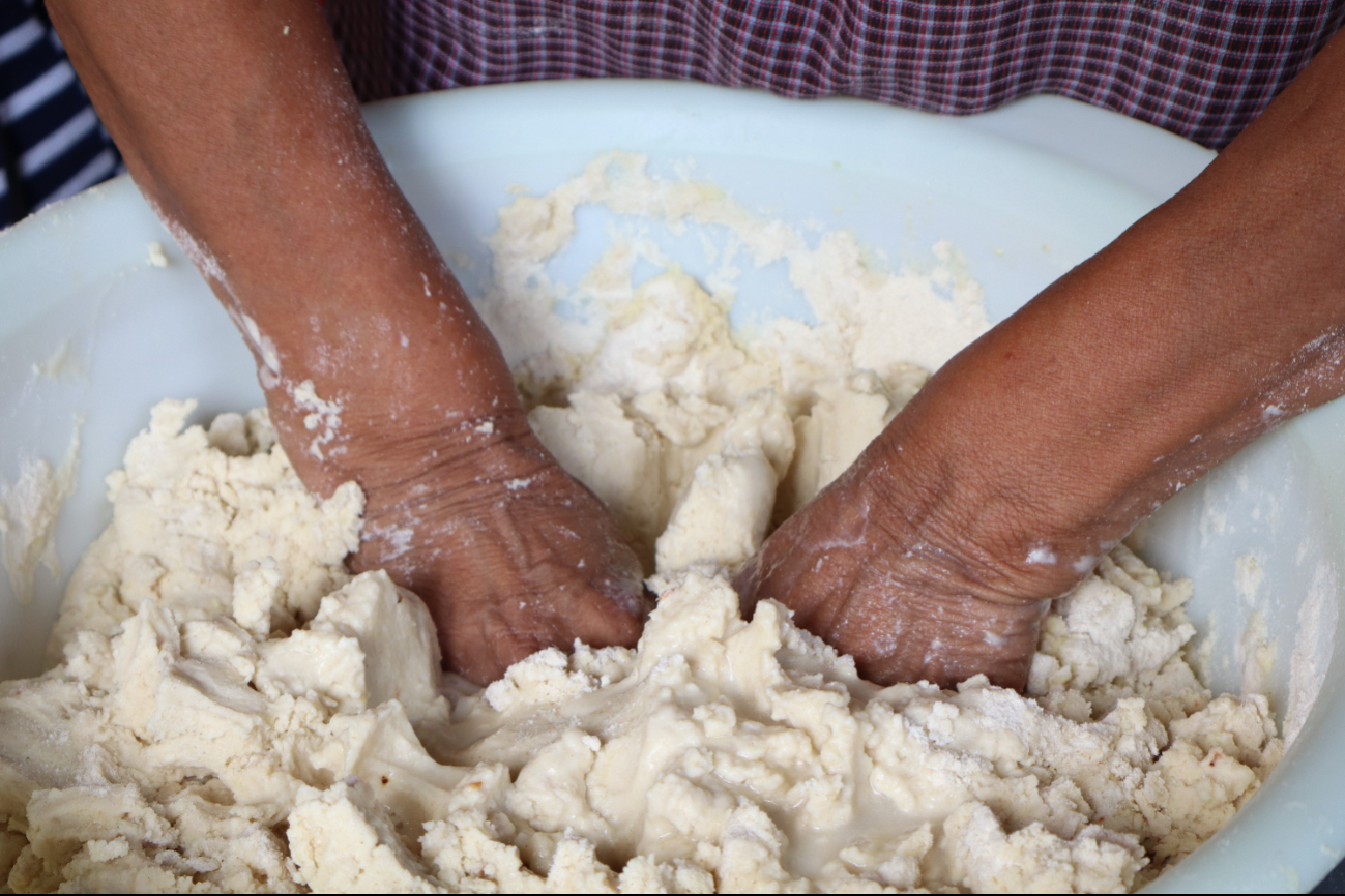 Ahora son las encargadas de enseñar a sus hijas y nietas cómo cocinar el alimento.