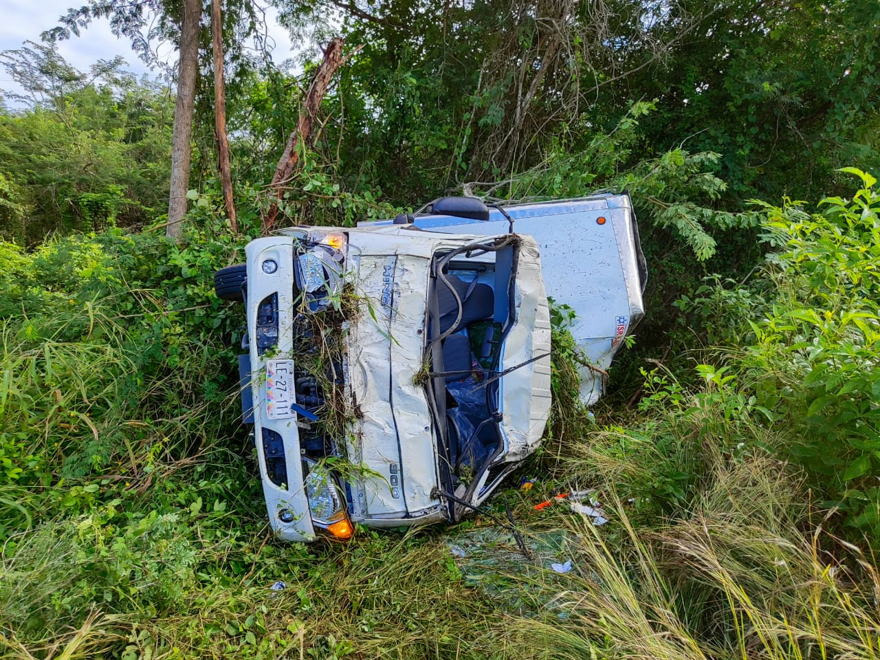 Conductor vuelca fuera de la carretera Mérida-Chetumal; hay dos lesionados