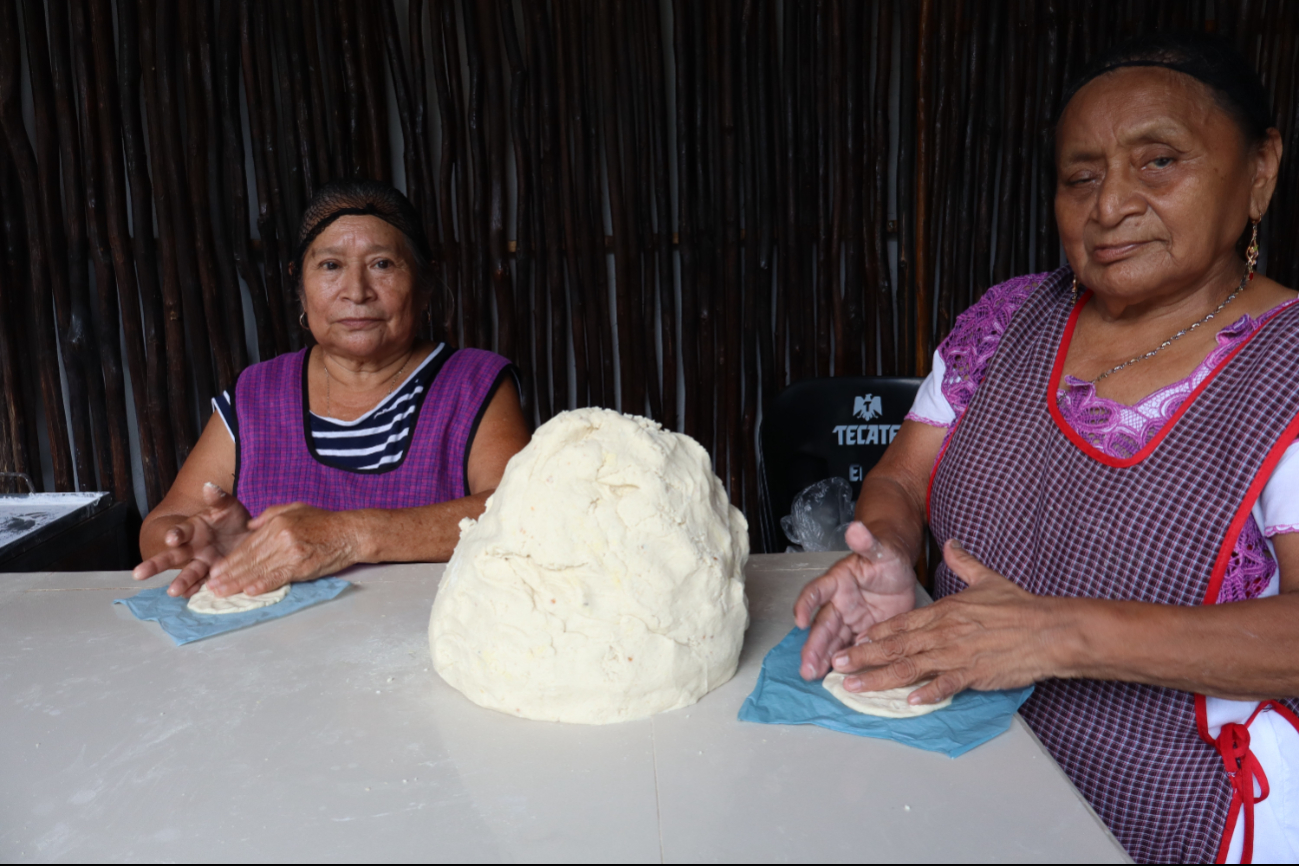 Ángela y Honorina han logrado que el arte de hacer mucbipollo no se pierda.