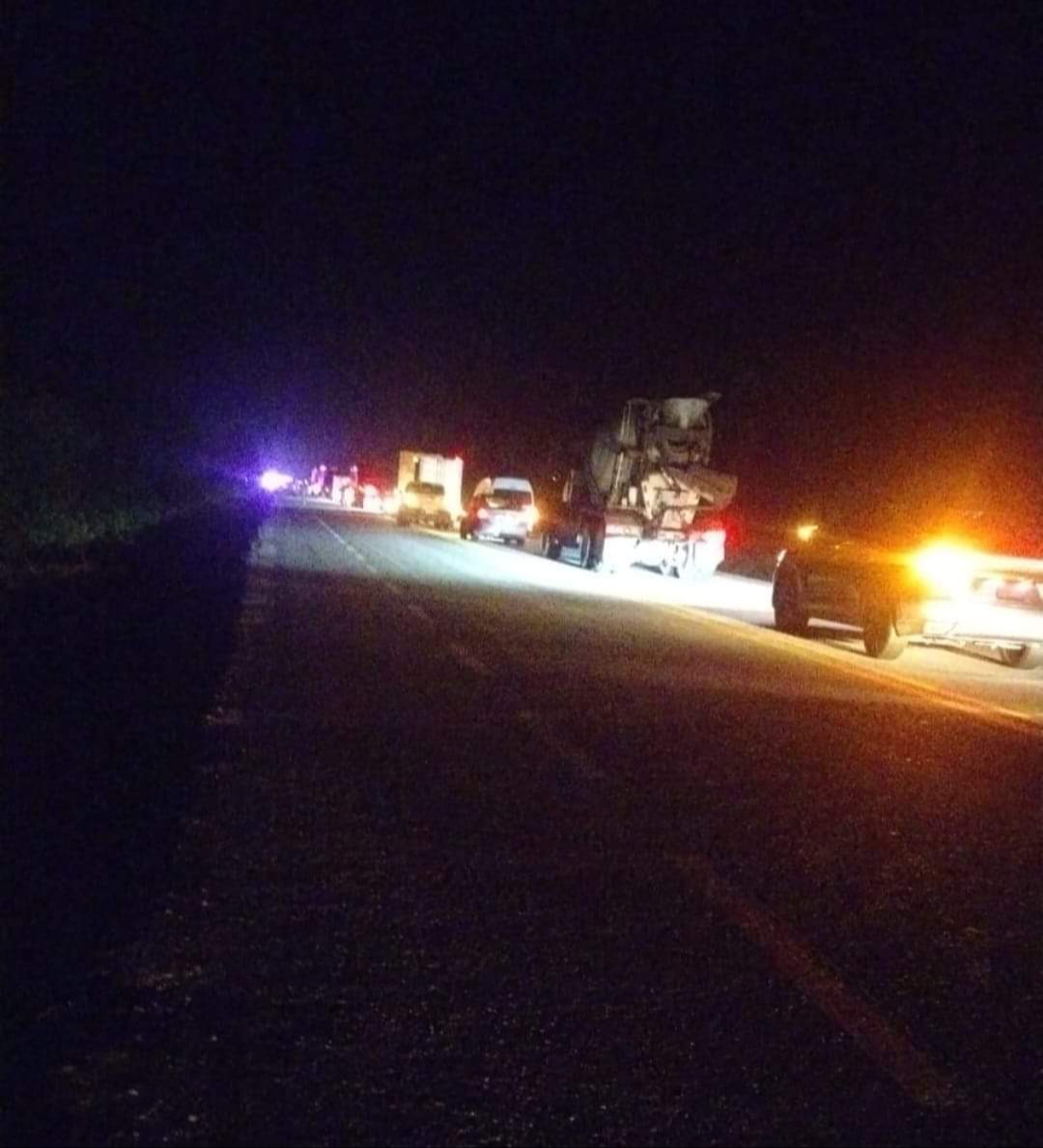 Bloqueo de carretera Bacalar-Limones continuó hasta en la noche.