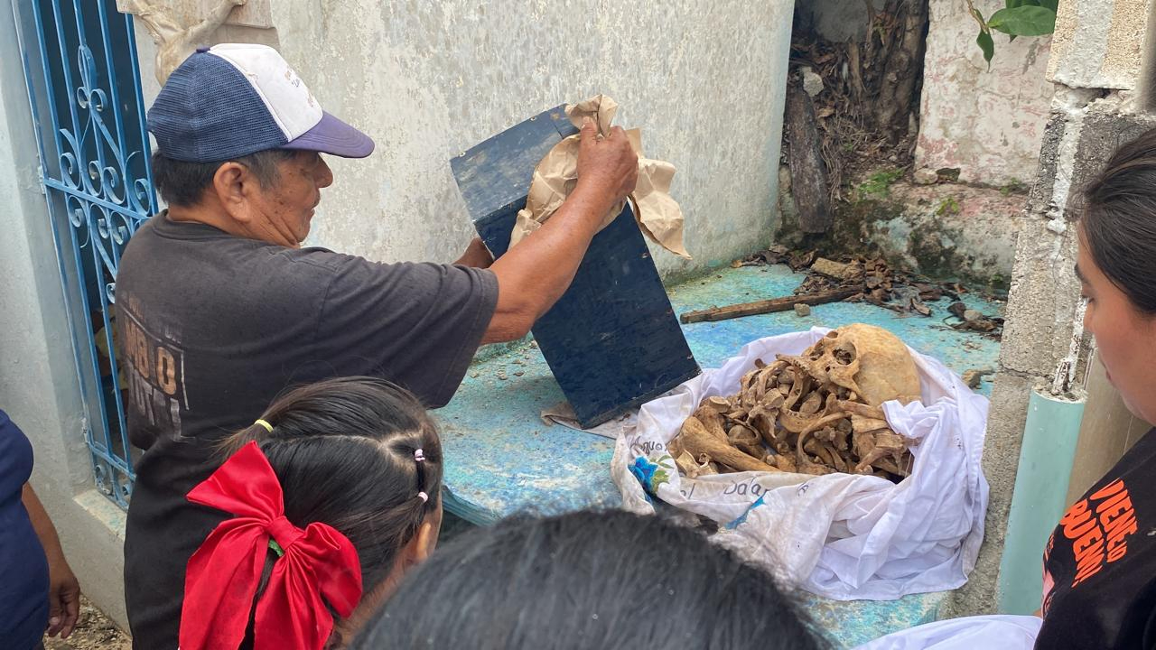  Lluvias retrasan limpieza de huesos    en Pomuch previo a Día de Muertos