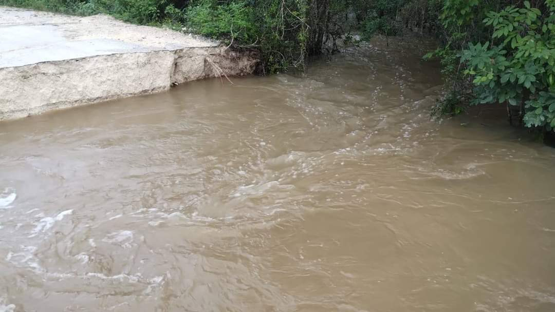 Debido al daño en la carretera, autoridades acordonaron la zona