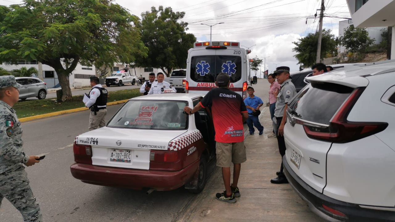 El ciclista fue catapultado a un costado de la acera