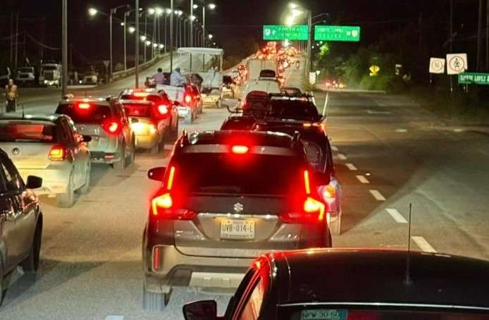 Habitantes en Chetumal muestra su descontento con el bloqueo de la carretera Huay-Pix.