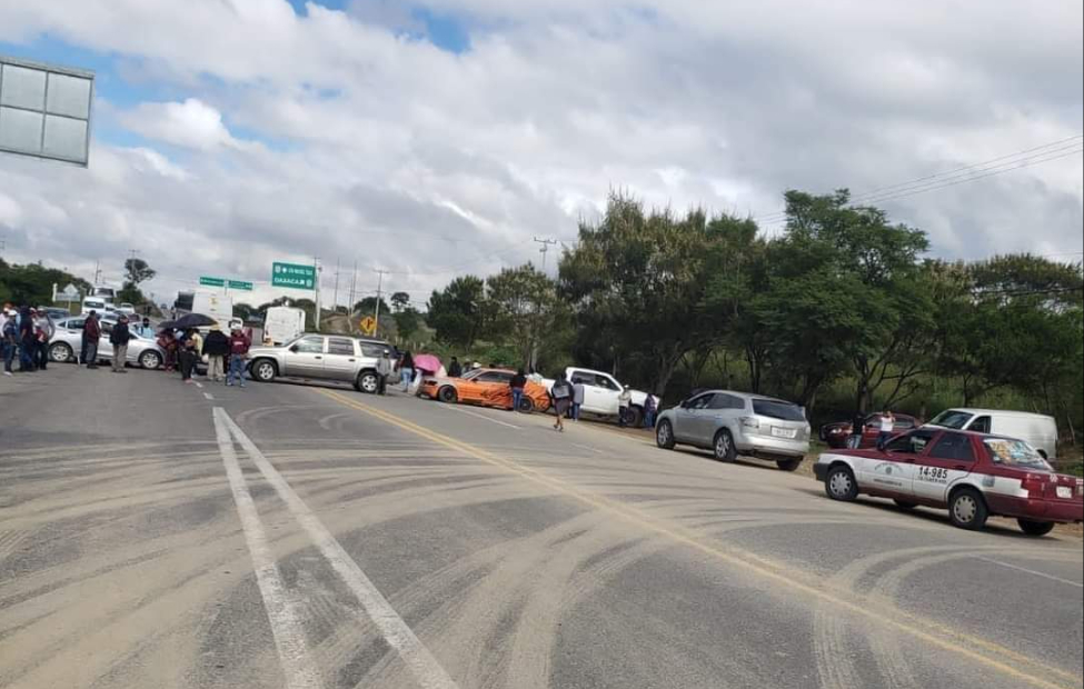 Habitantes Miguel Hidalgo y cercanía, realizan bloqueo en carretera Bacalar-Limones.