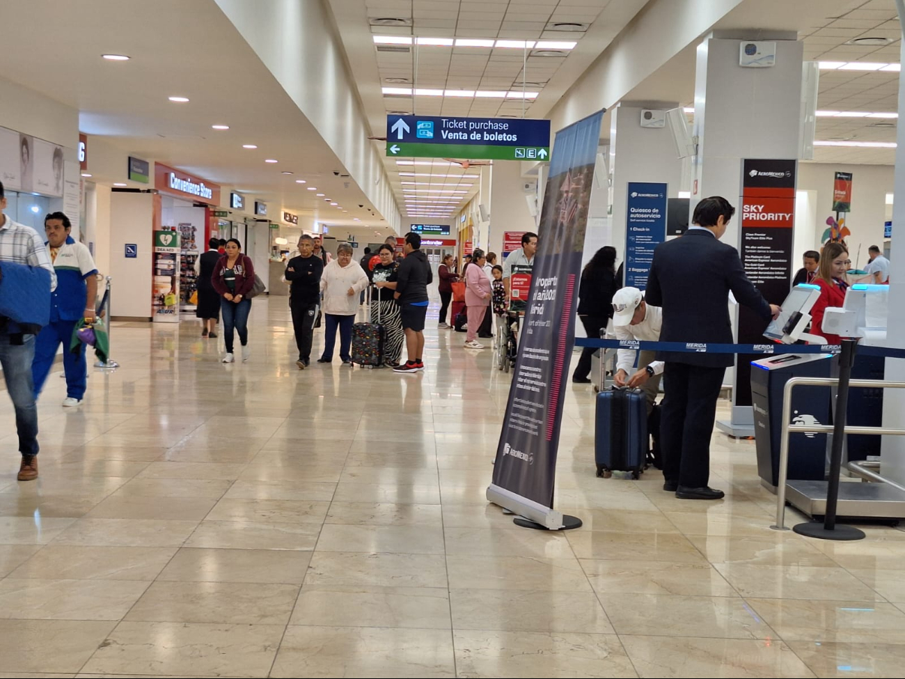 Hay buena afluencia de pasajeros este martes en el aeropuerto de Mérida