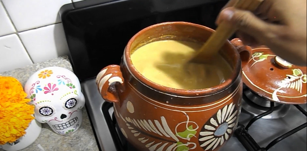 La base del atole se hace hirviendo agua con canela y piloncillo