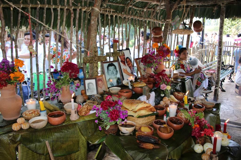 La cruz que lleva un altar maya es de color verde