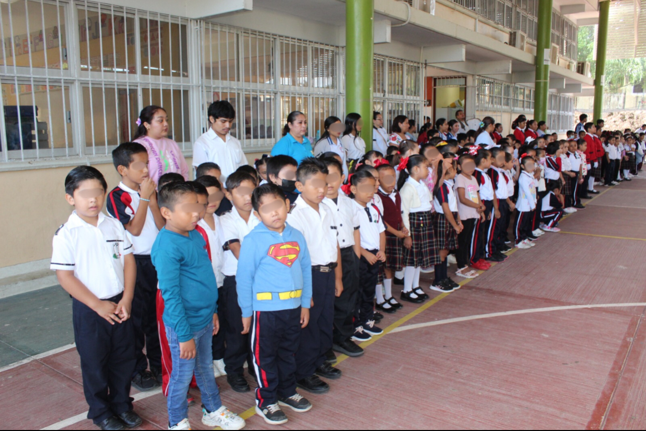 La escuela primaria "Presidente Lázaro Cárdenas" guardó un minuto de silencio