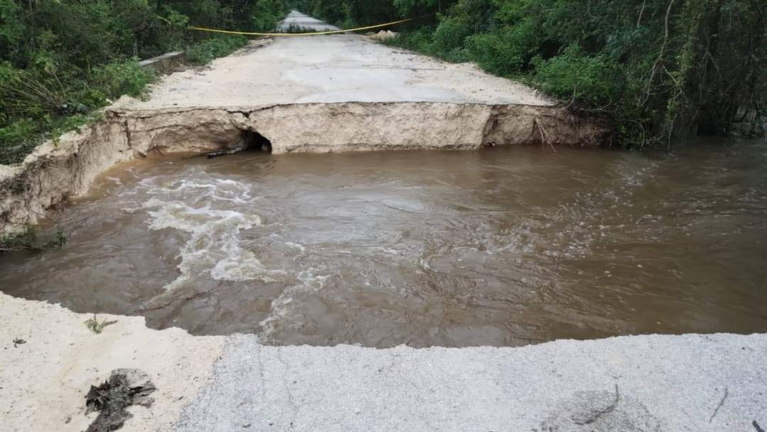 Colapsa tramo de carretera en Chetumal  debido a lluvias causadas por “Nadine