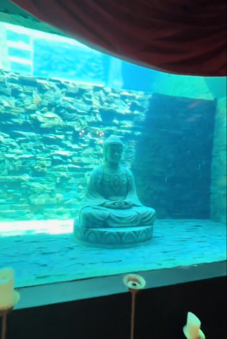 Uno de los espacios más famosos es la piscina con una escultura de Buda