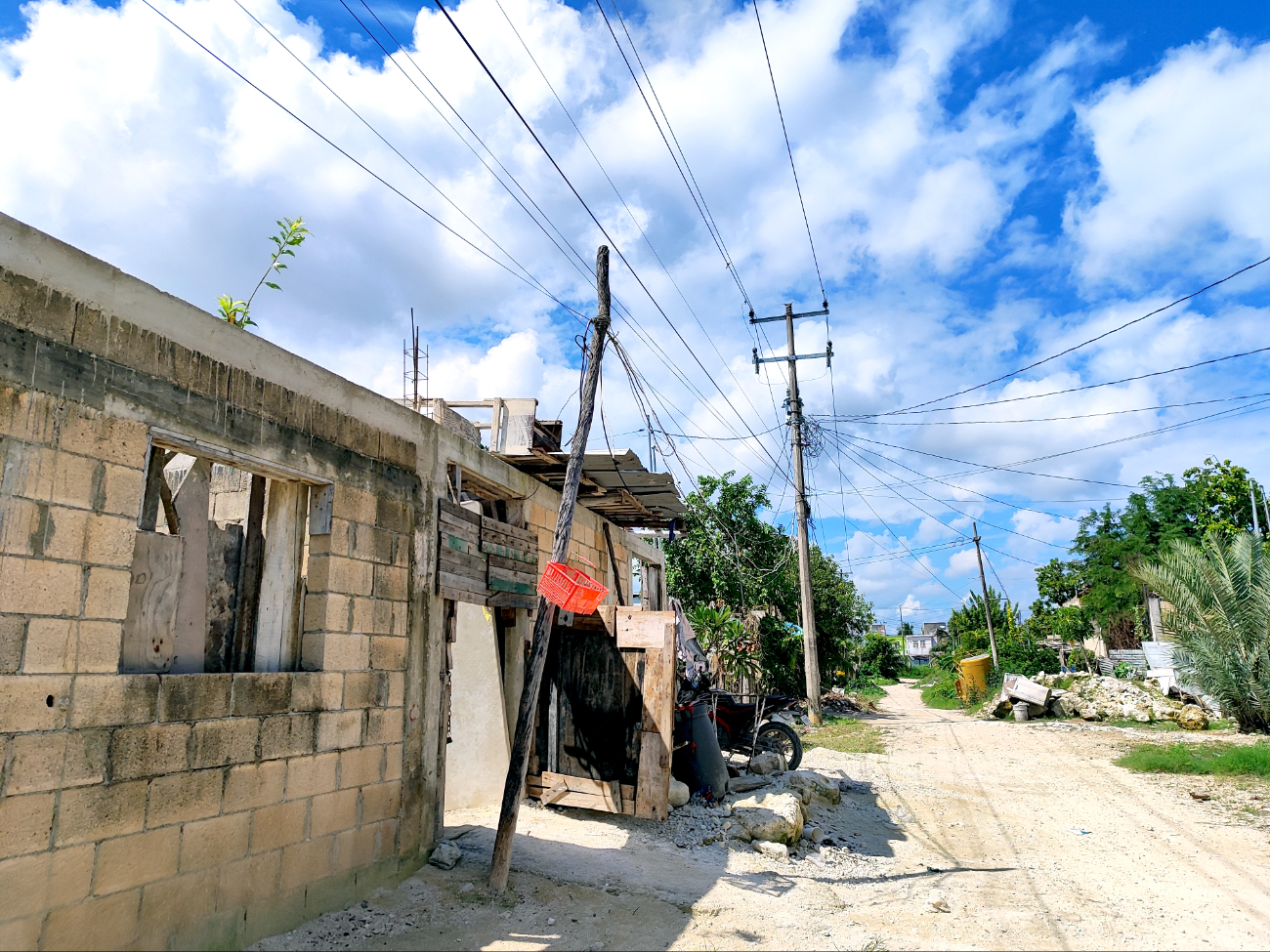 Algunos de los domicilios se han quedado en obra negra por la falta de recursos; mientras que las calles no pueden ser pavimentadaS