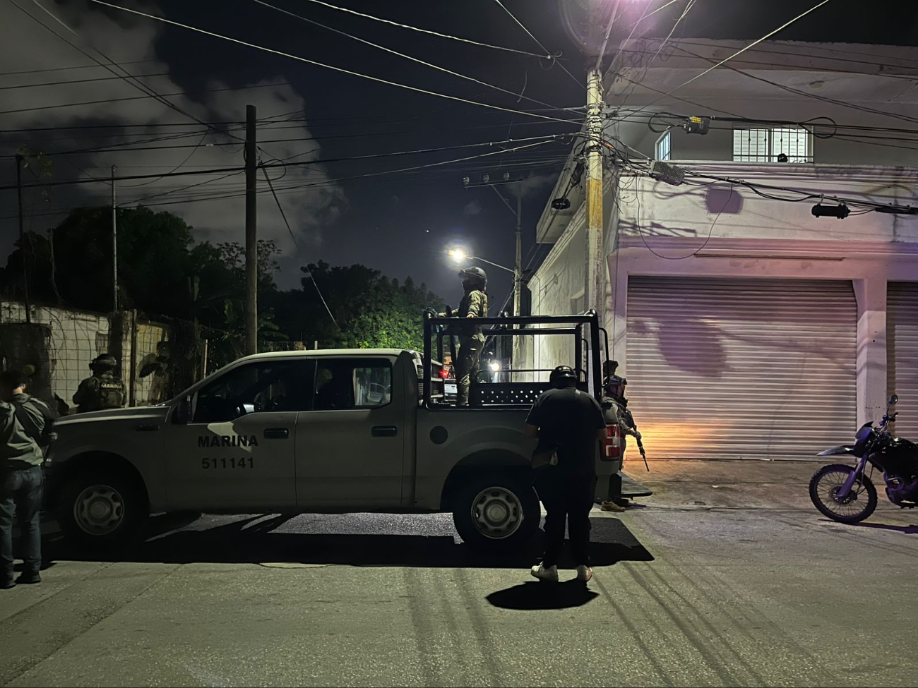 Autoridades catean bares y domicilios en Cancún, se desconoce el motivo.