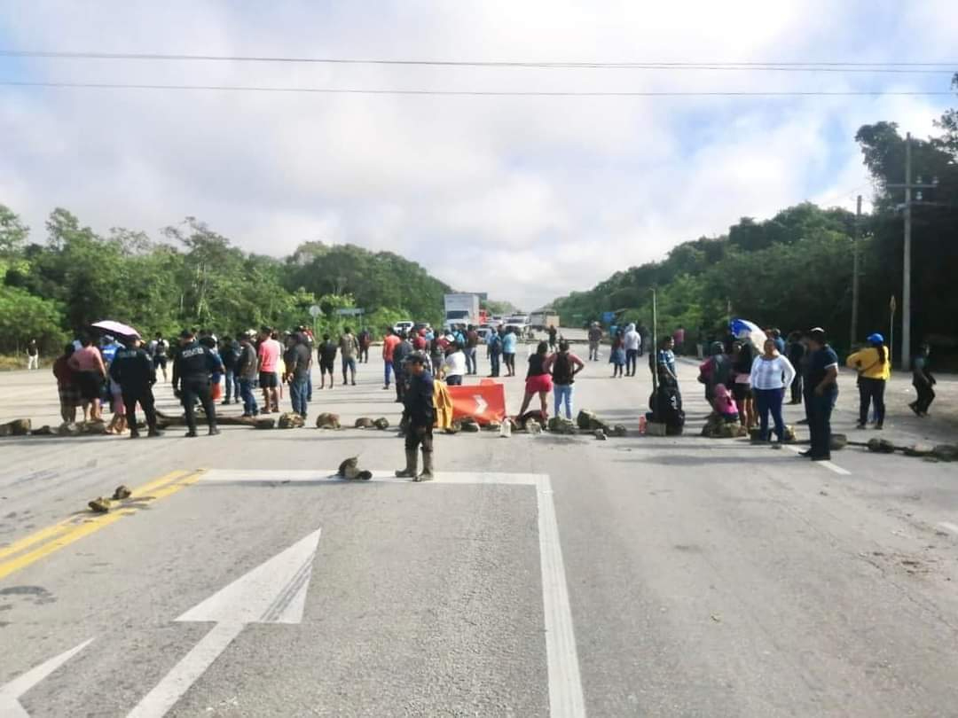 Ante la falta de electricidad, vecinos de Chetumal protestan con bloqueo de carretera  