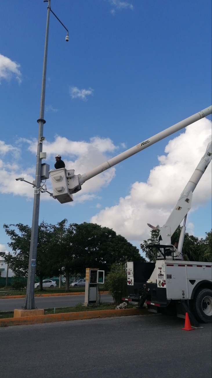 Realizan mantenimiento de cámaras de vigilancia en Cancún