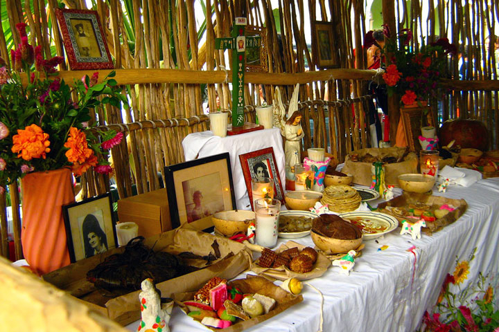 El altar maya consta de una cruz verde que representa el árbol de la ceiba, dulces, mucbilpollos, agua y veladoras.