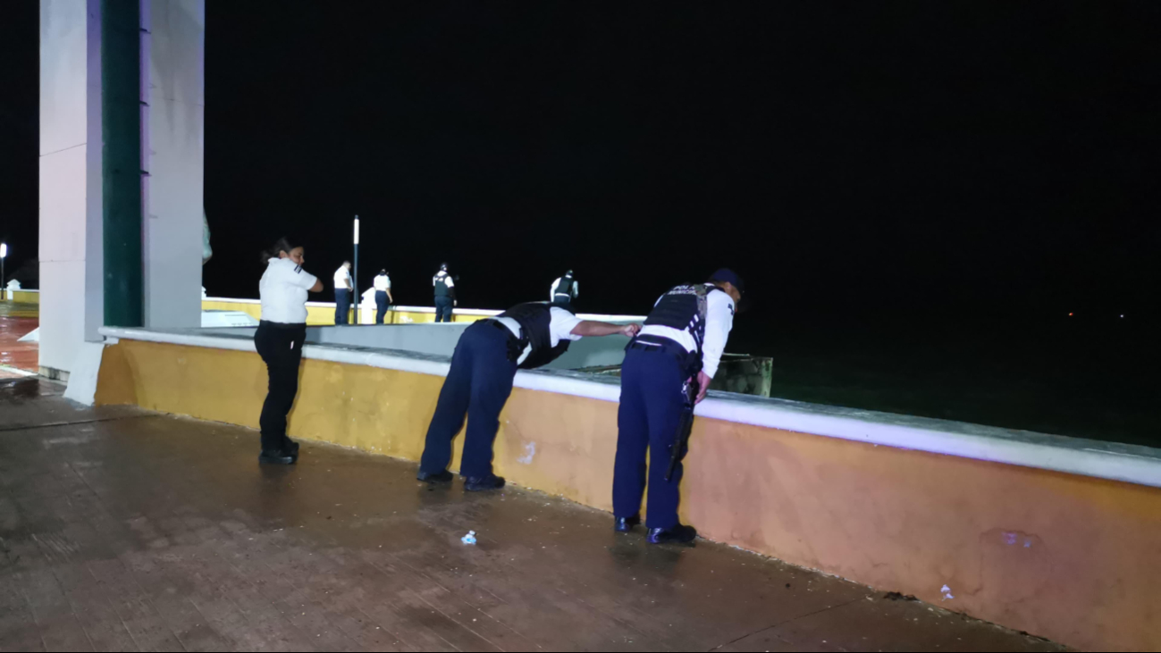 Hombre muere ahogado tras caer al mar en el malecón de Ciudad del Carmen