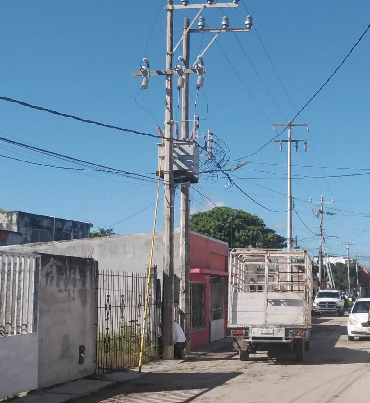 Habitantes Sabancuy piden cambio de cables viejos tras apagones constantes