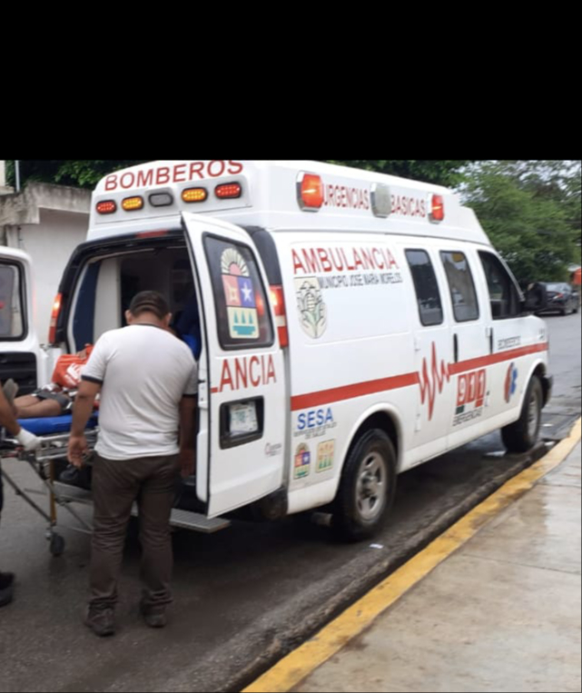 Jóvenes sufren aparatoso accidente al derraparse con su motocicleta en José María Morelos