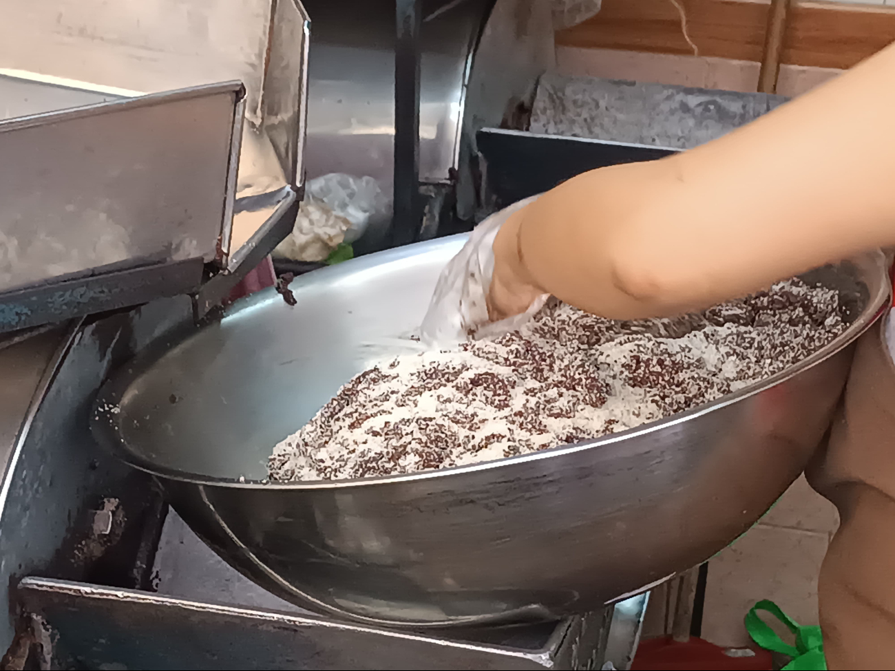 En la “chocolatera”, además de vender el grano, lo procesan, muelen y entablillan