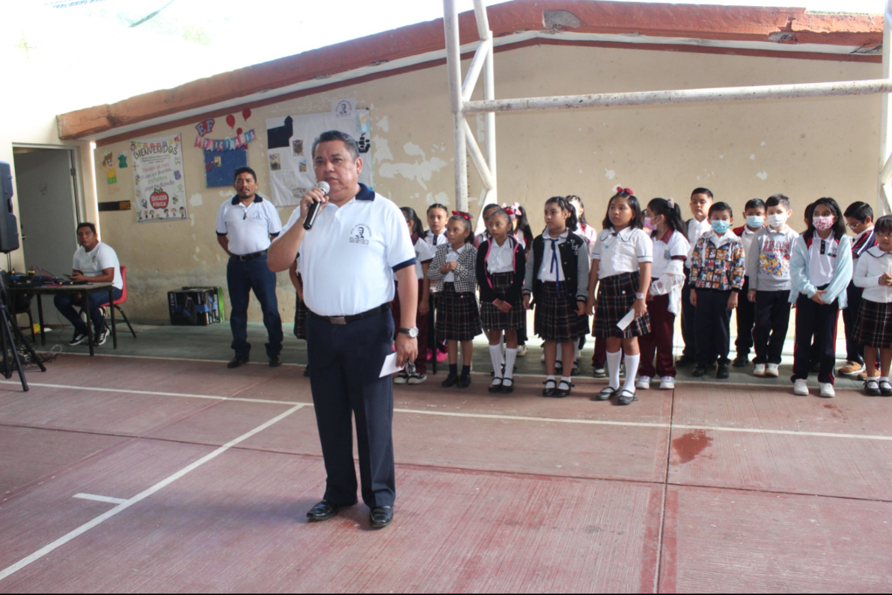 Escuelas realizan homenaje por las fallecidas