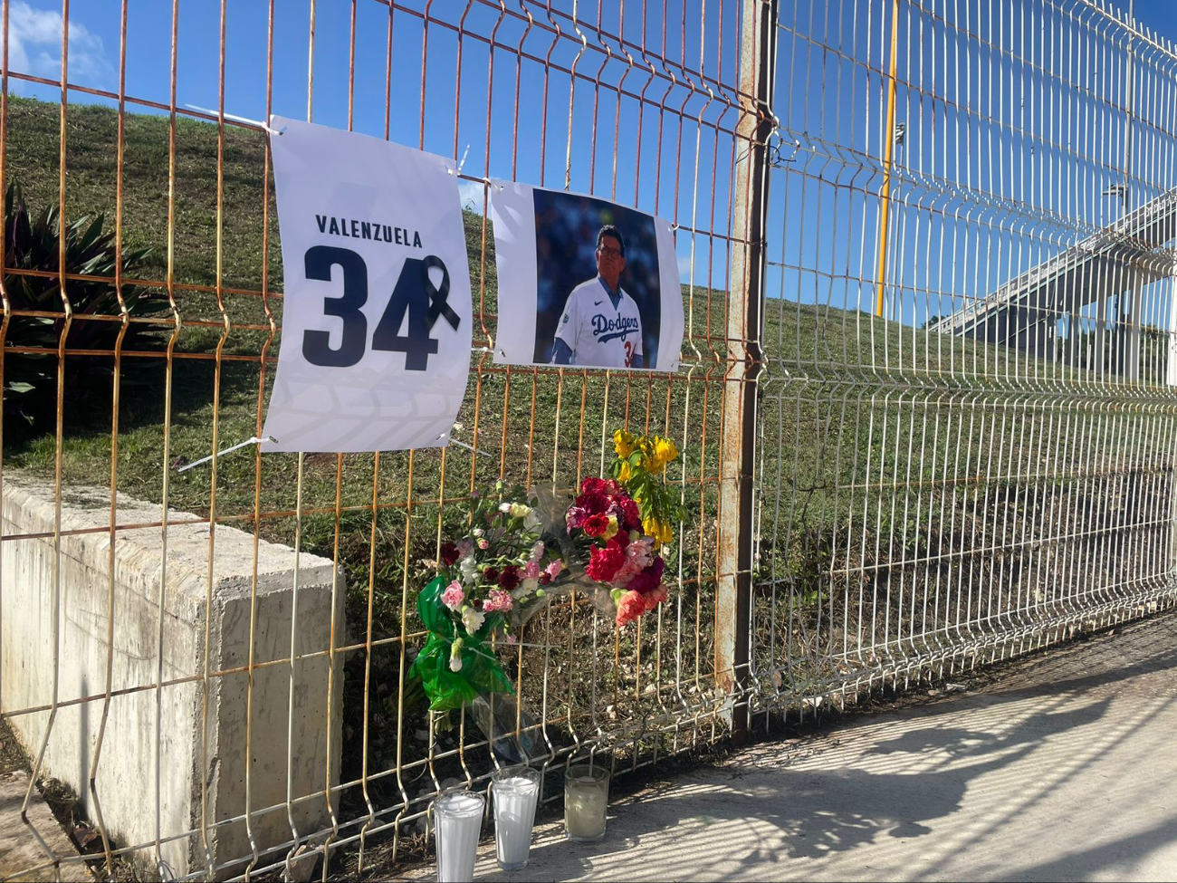 Fuera del estadio se puede encontrar una foto del jugador con flores y velas