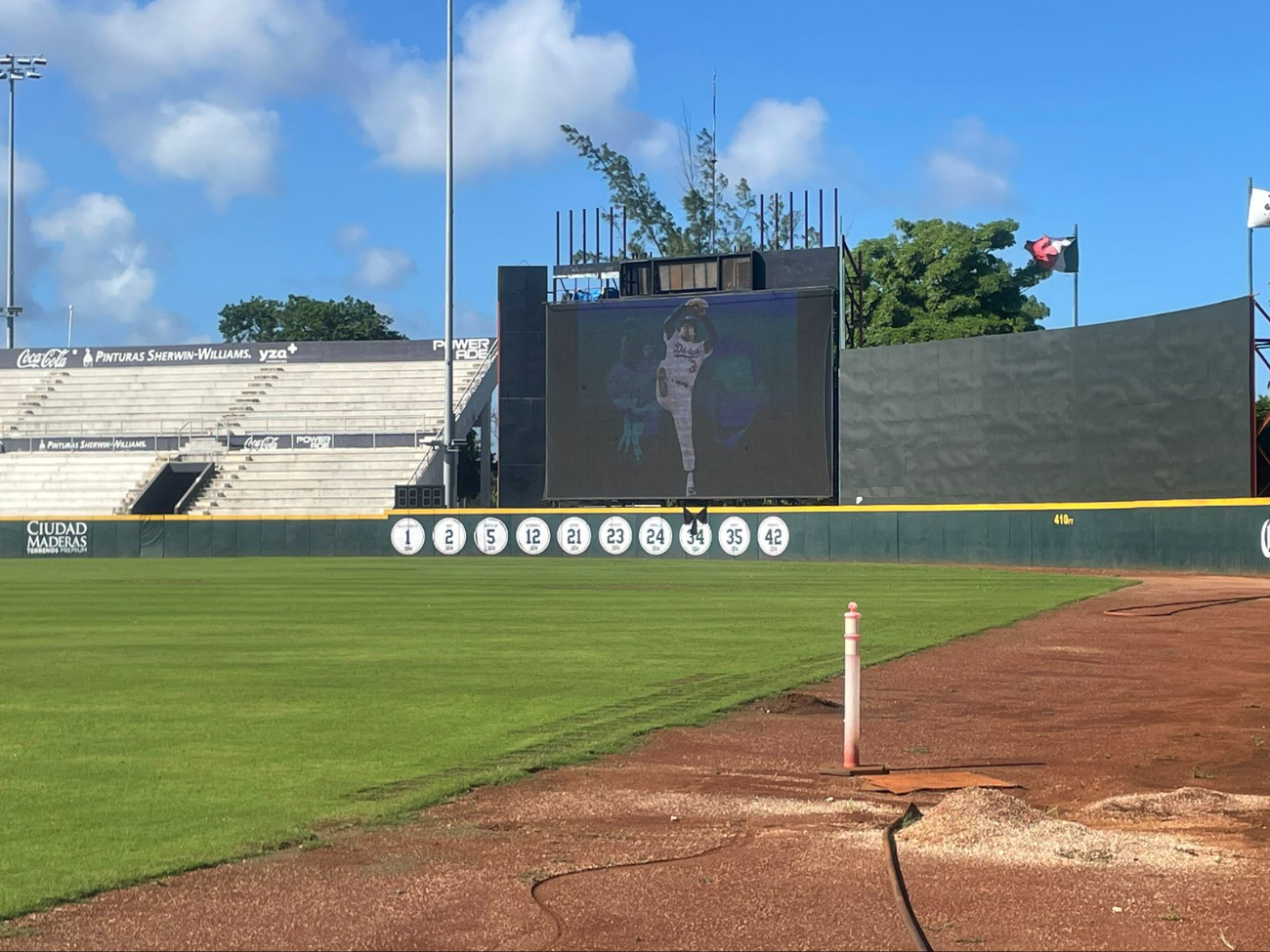 Imágenes del deportistas se proyectaron en las pantallas del Beto Ávila de Cancún