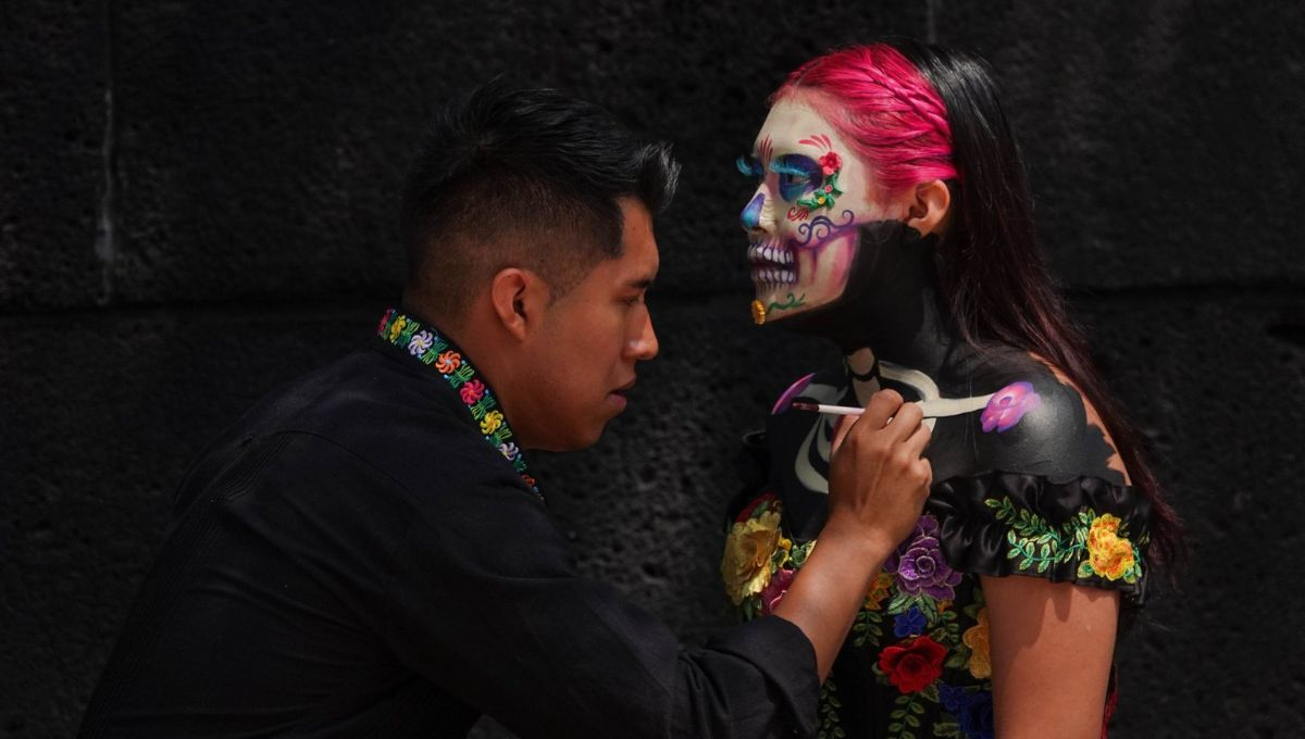 La Catrina es comúnmente utilizada para adornar altares y procesiones durante el Día de Muertos