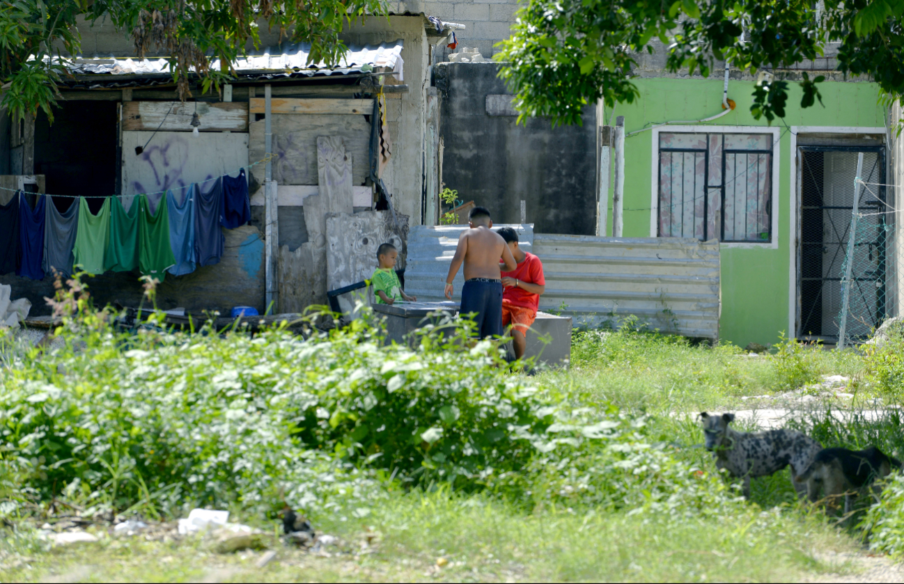 Las zonas carecen de los servicios básicos, como alumbrado público y agua potable