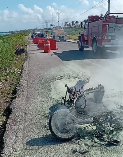 Motocicleta se incendia en medio de una carretera de Isla Mujeres debido a un corto circuito