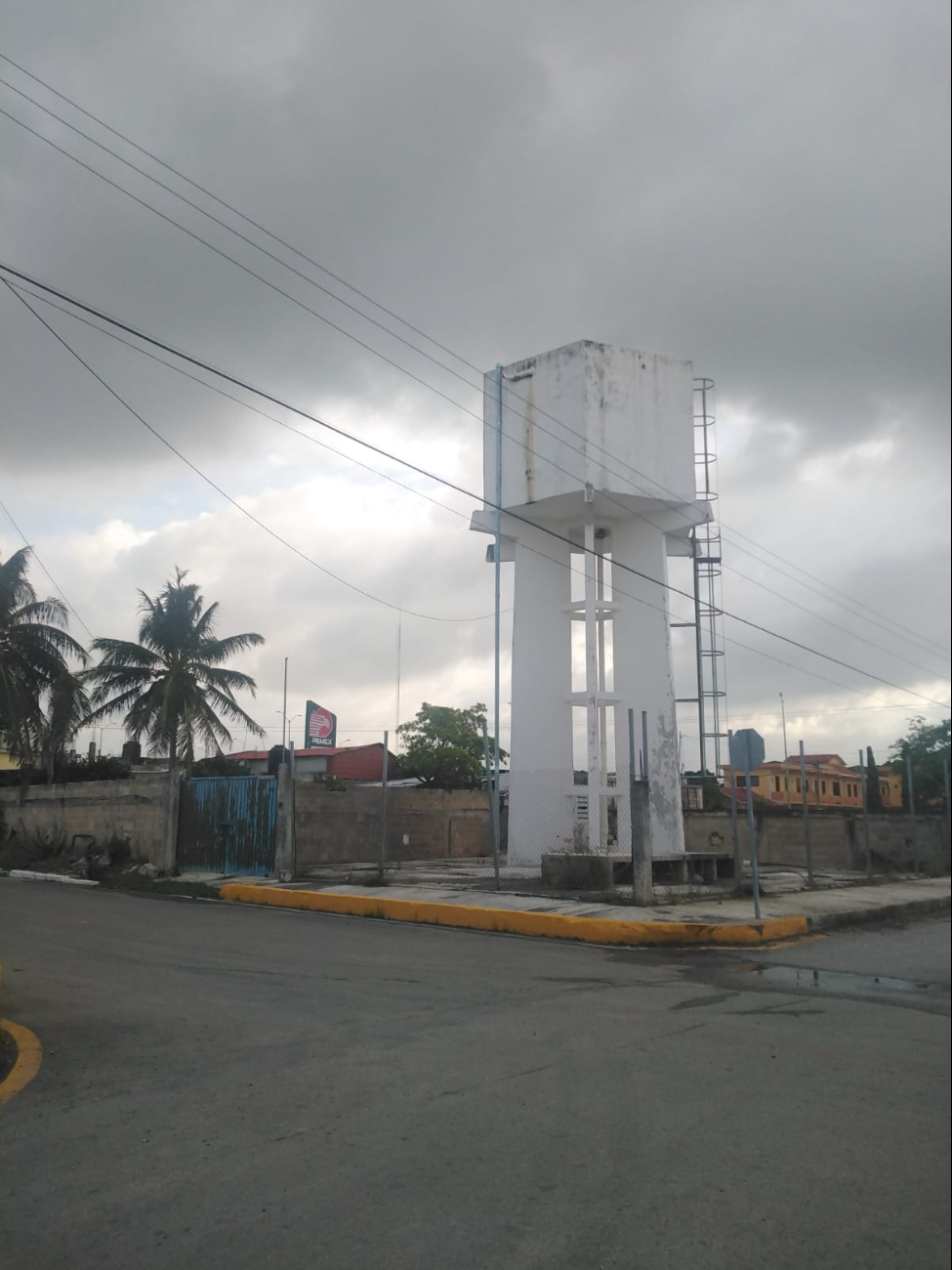  Sabancuy vive entre falta de agua potable y apagones   