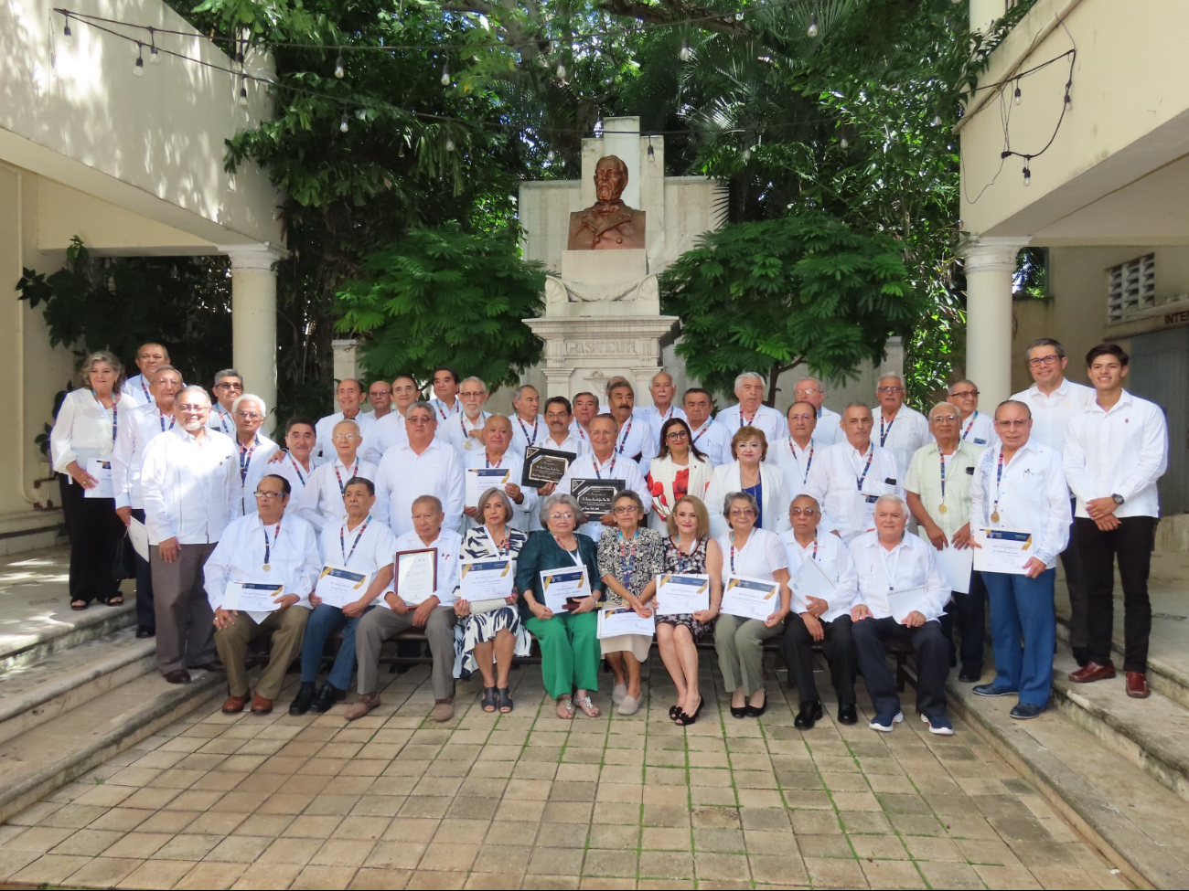 Médicos recibieron medallas y reconocimientos