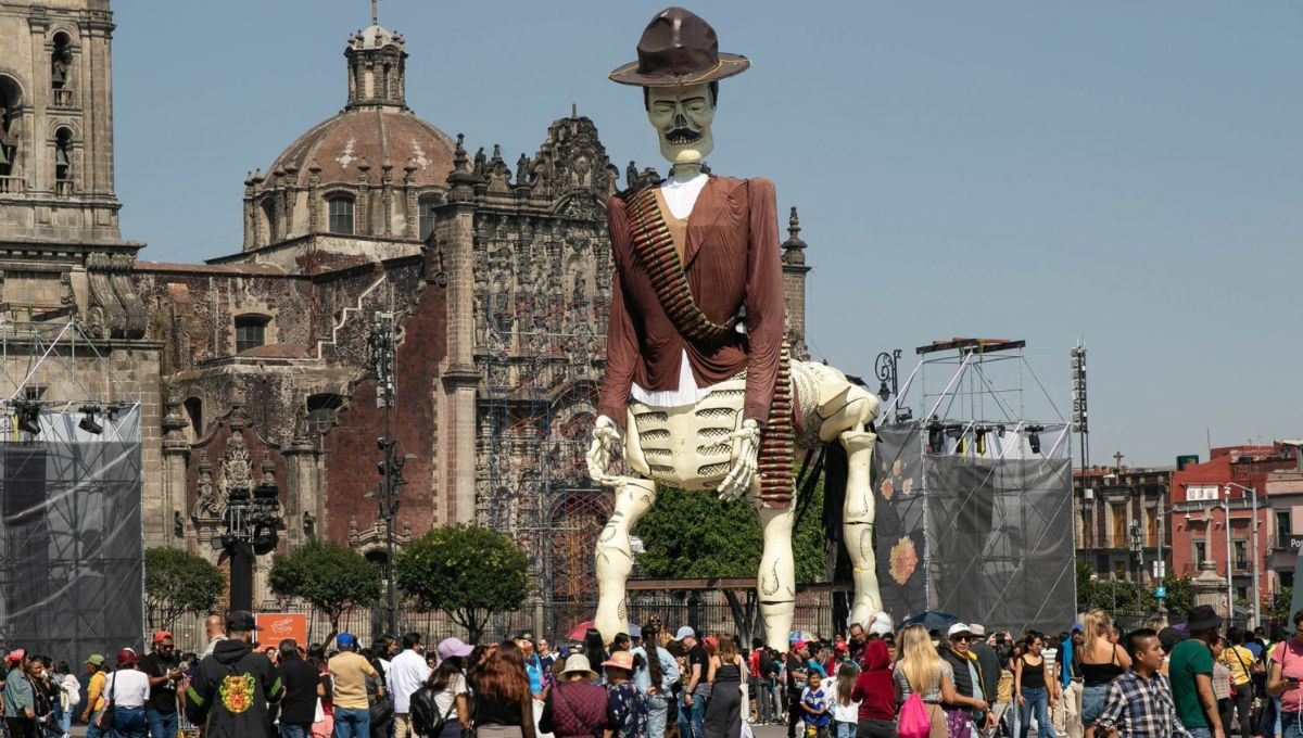 Un elemento central del Día de Muertos son las calaveras, presentes en diversas formas y estilos