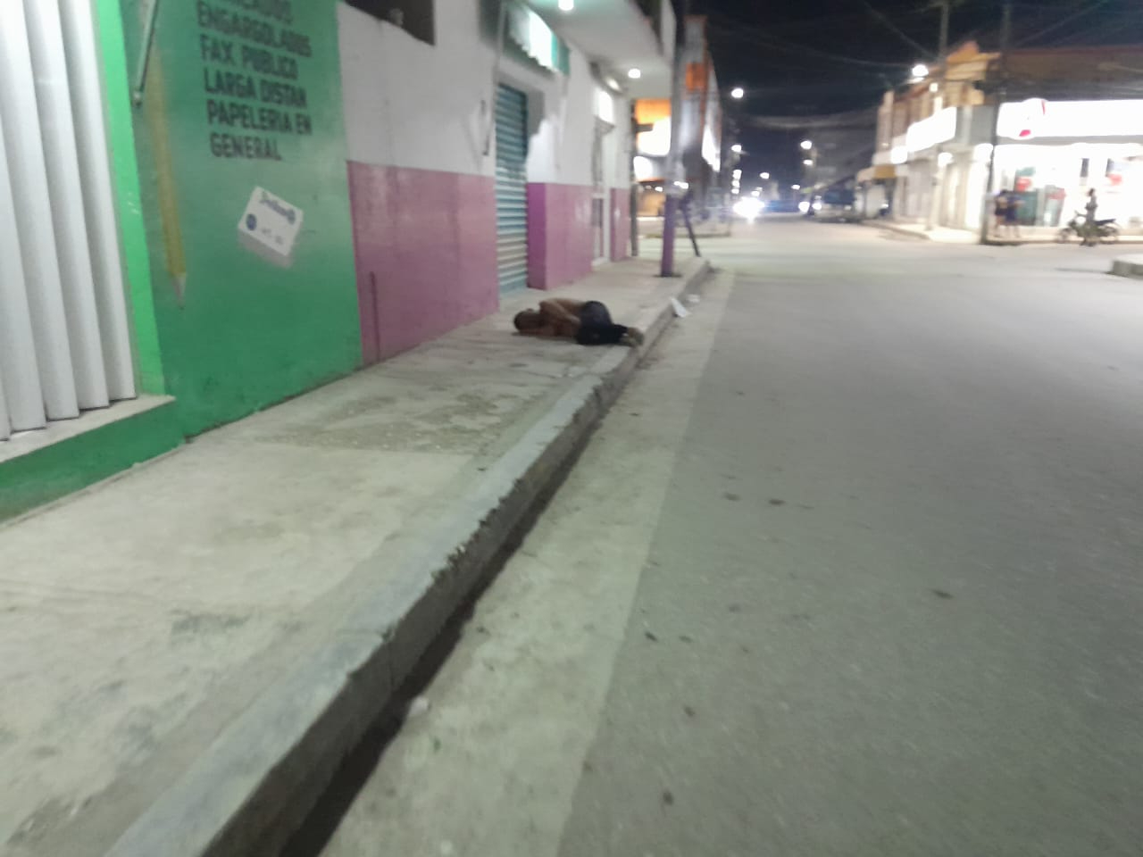 Un hombre del Escuadrón de la Muerte quedó tirado en la banqueta tras ser empujado por un compañero de parranda