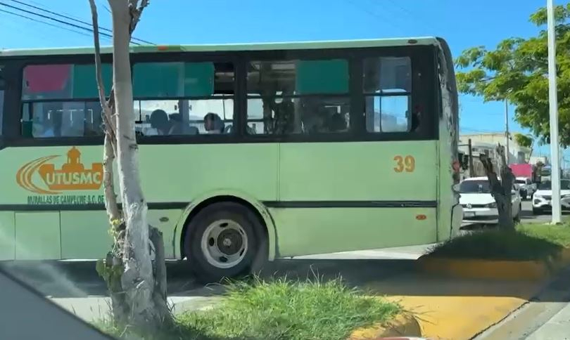 Con todo y pasajeros, camionero de Campeche se brinca camellón central