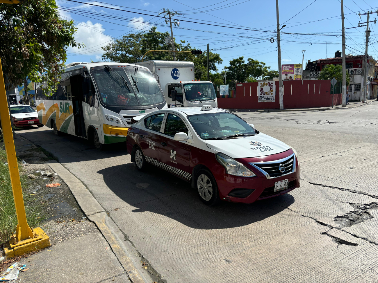 Camión de pasajeros choca contra un taxi en la colonia Benito Juárez, en Ciudad del Carmen