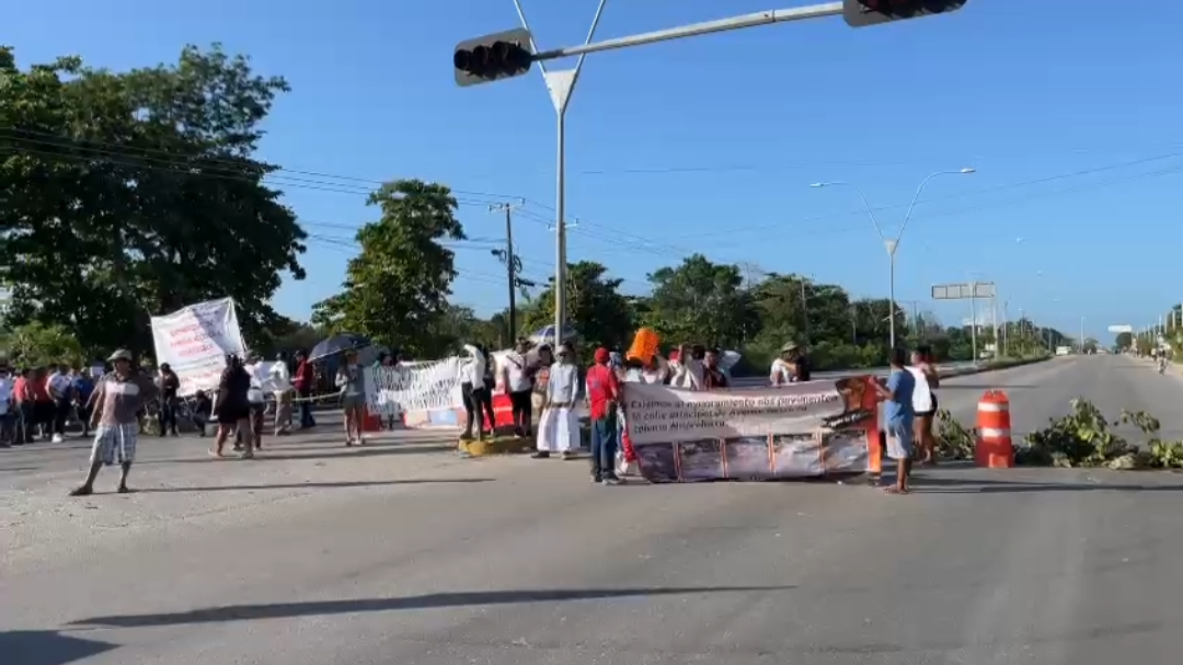 Vecinos de Cancún bloquearon la avenida José López Portillo por falta de mantenimiento en las calles