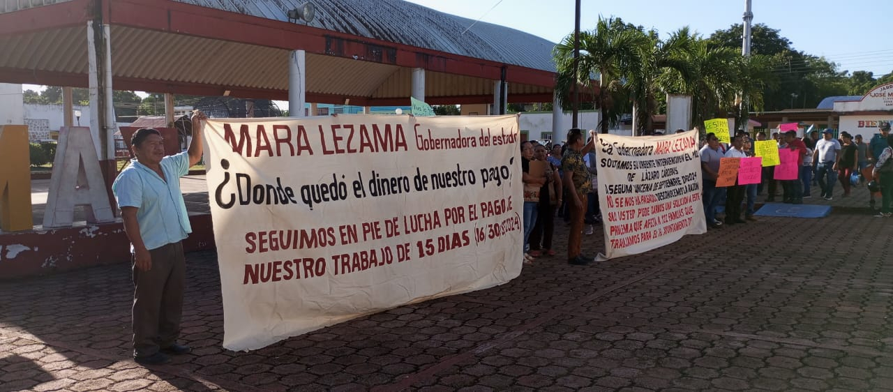 Retoman protestas en Lázaro Cárdenas; más de 100 trabajadores sindicalizados se manifiestan por falta de quincena  