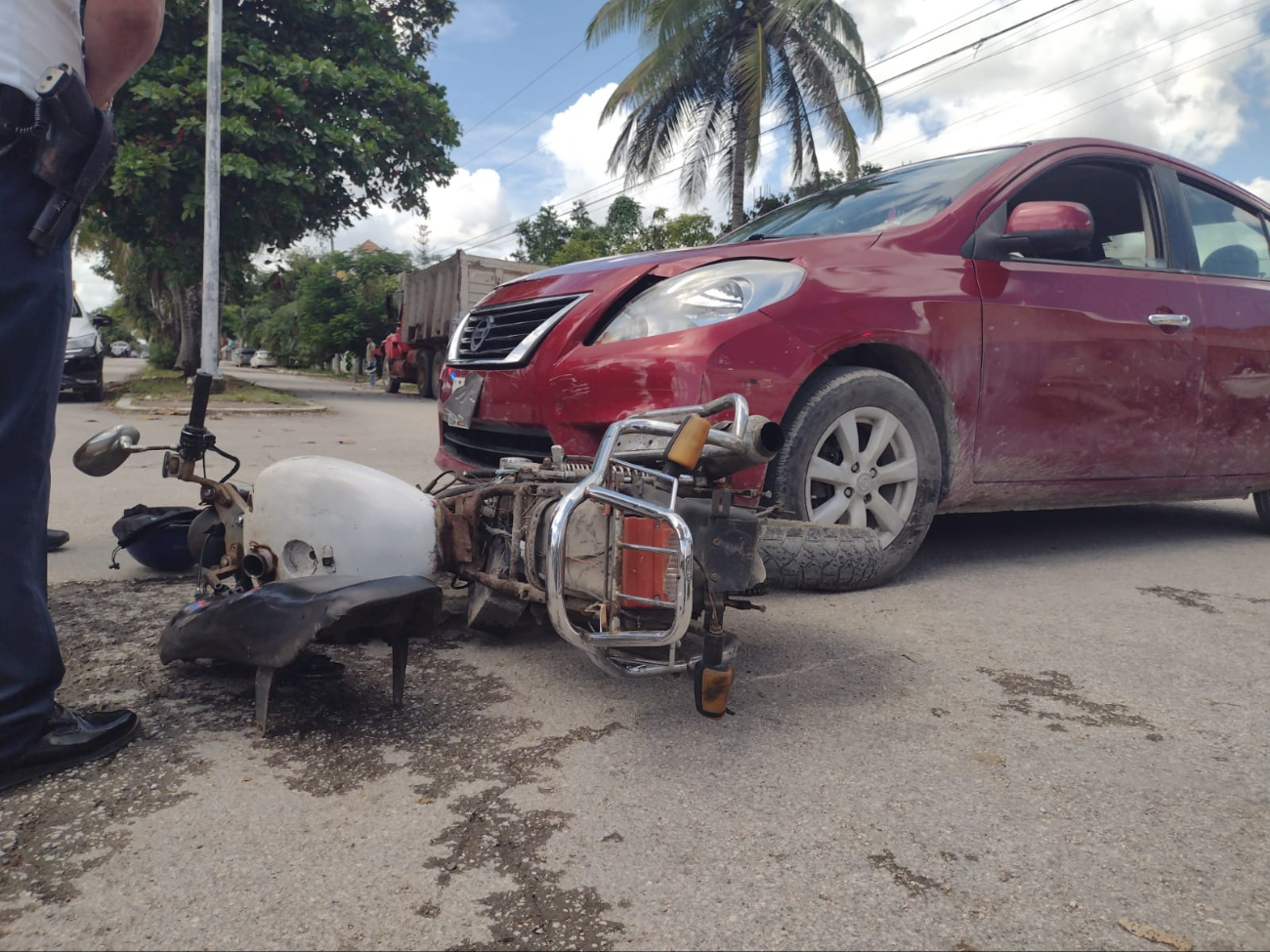 Aparatoso choque entre auto y motocicleta en Felipe Carrillo Puerto deja una persona herida