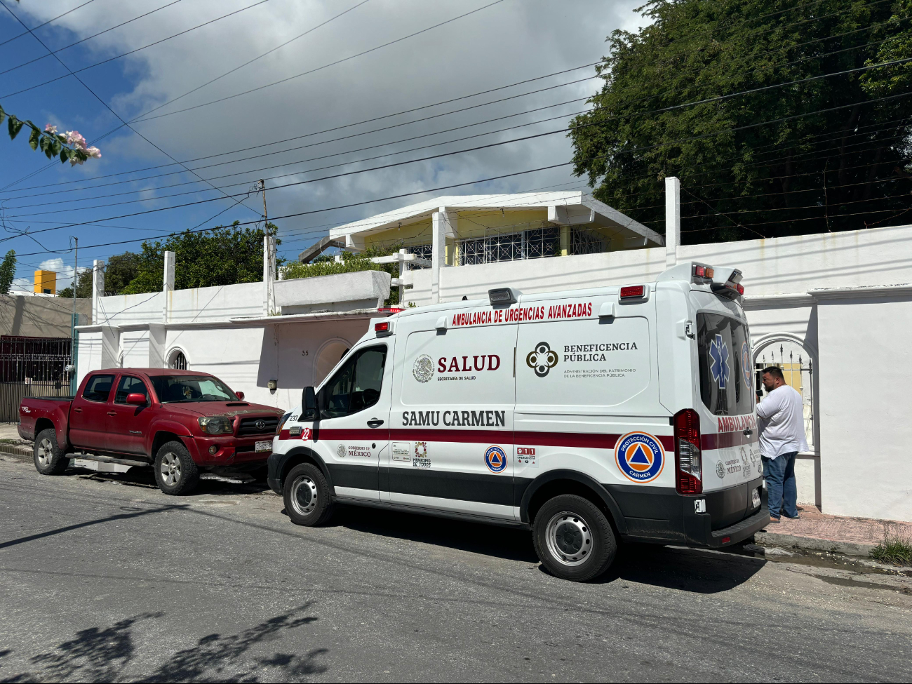 Hombre cae de un árbol mientras podaba y termina en el hospital en Ciudad del Carmen