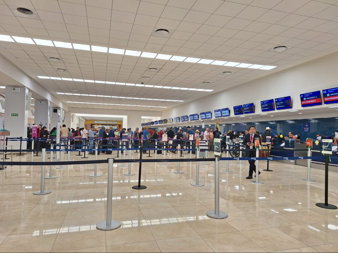 Hay buena afluencia de pasajeros en el aeropuerto de Mérida este jueves