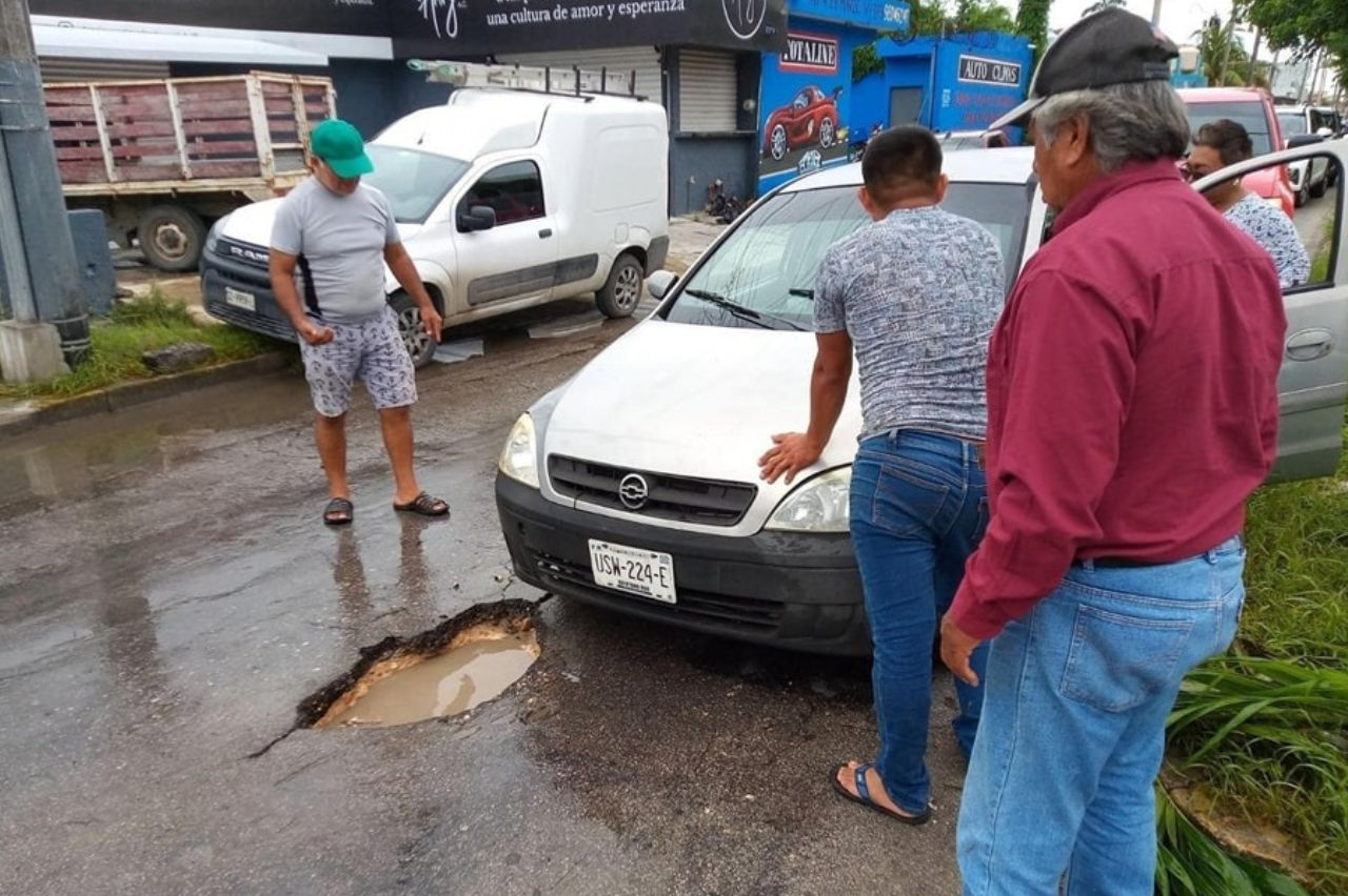 Inatención de baches provoca accidente en colonia Fidel Velázquez