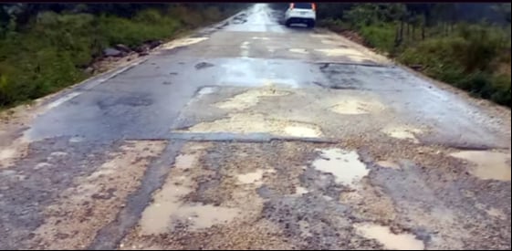 Varios tramos de la carretera “Nueva Esperanza II” a “Felipe Carrillo Puerto” están dañados. 