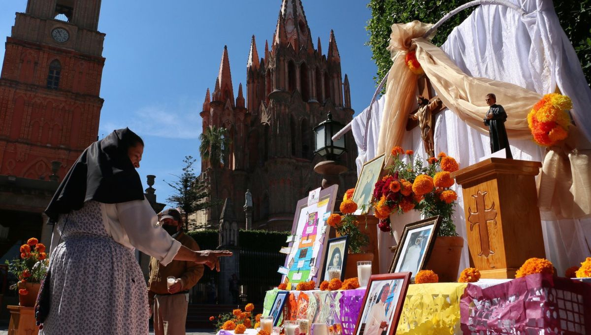 La construcción del altar de muertos es un acto de respeto y comunión con las tradiciones mexicanas