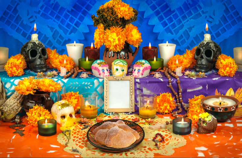 La ofrenda del Día de Muertos cuenta con elementos como las calaveritas de azúcar, chocolate o amaranto, pan de muerto, flores de cempasúchil, veladoras y retratos.