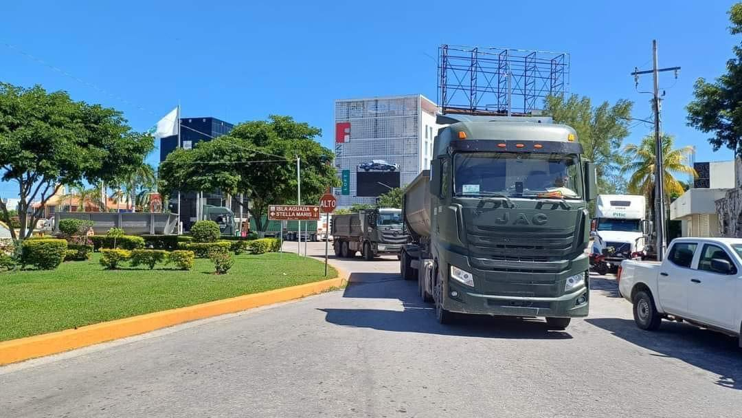 La Sedena envió vehículos de carga pesada para reparar carreteras en mal estado